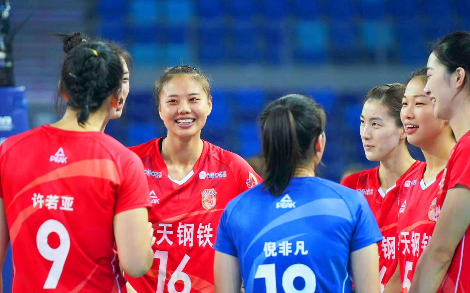 田径比赛女子长跑发生悬念，谁将胜出